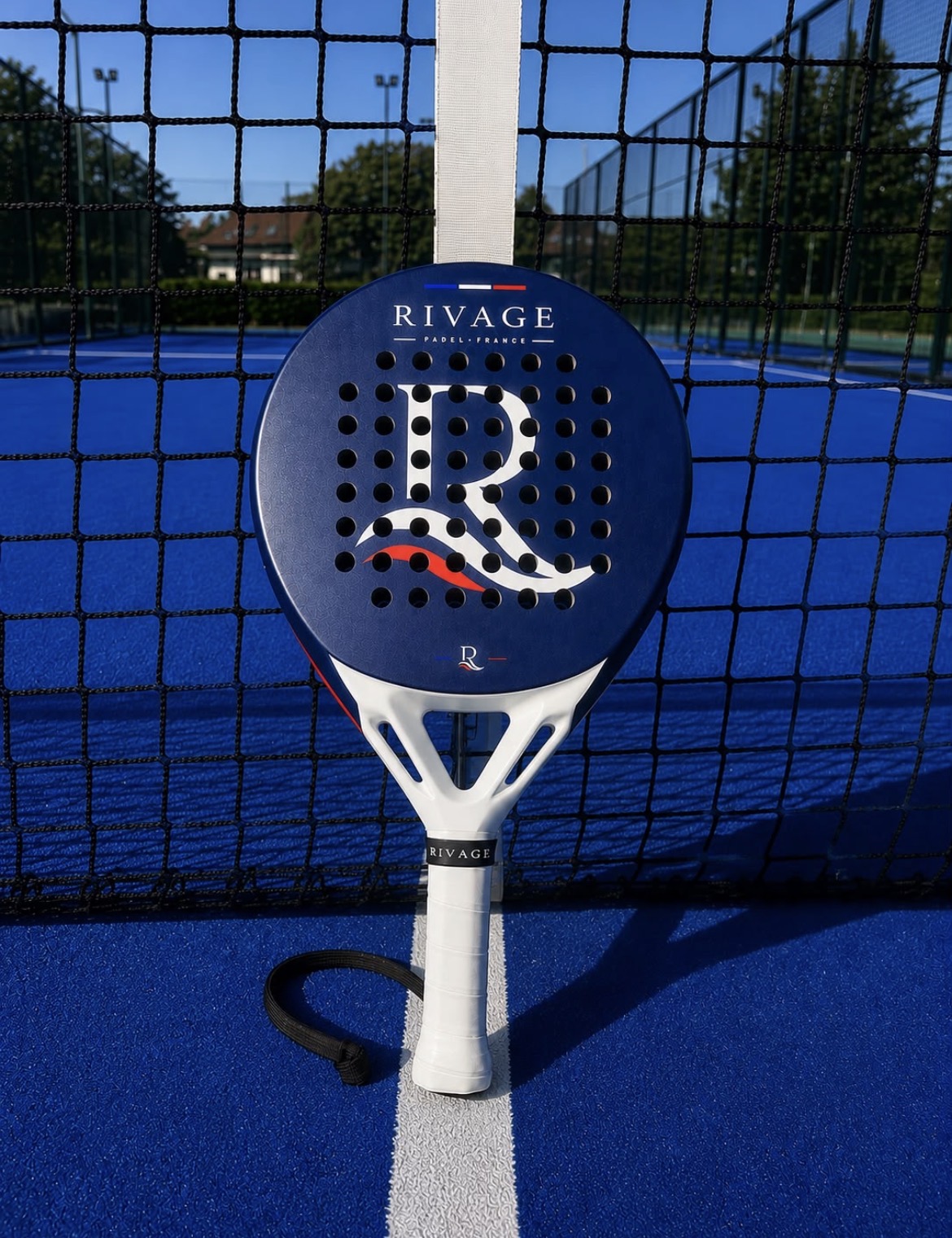 La raquette de padel RIVAGE France sur le court